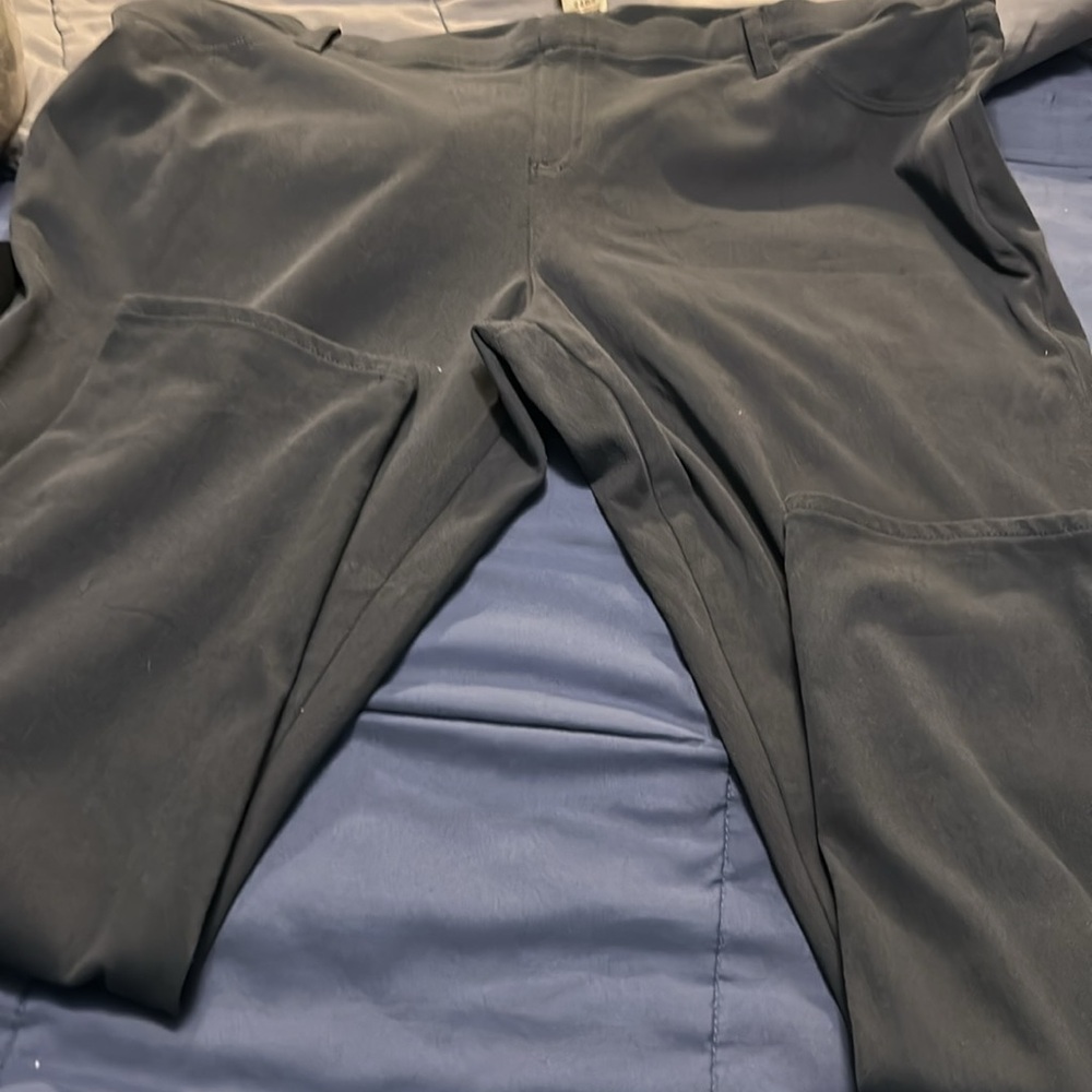 Black capris